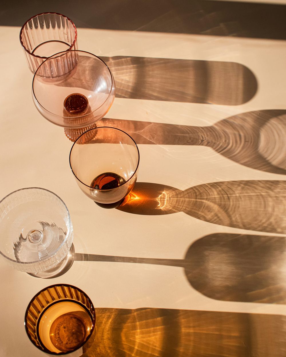 Glas med orangevin og rosé set oppefra, med lange skygger